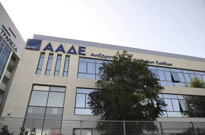 ΑΑΔΕ: Διευκρινίσεις για τη φορολογητέα δωρεά επί μεταφοράς χρημάτων
