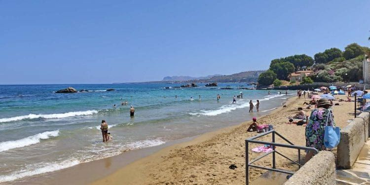 Κινδύνευσε λουόμενος στο Κουμ Καπί – Ενισχύεται η θέση για πύργο ναυαγοσώστη στην παραλία