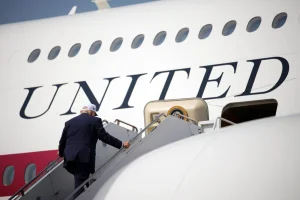 O Τραμπ πέταξε για πρώτη φορά με το νέο Air force One