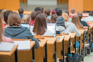 Πανεπιστήμια απέναντι στην τεχνητή νοημοσύνη: Επιστρέφουν οι εξετάσεις στις αίθουσες για να περιοριστεί η χρήση του AI;