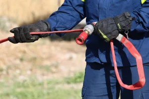 85χρονος μπέρδεψε τη βενζίνη με το νερό και τυλίχθηκε στις φλόγες