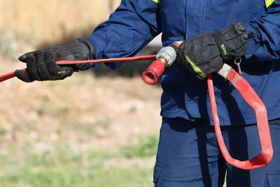85χρονος μπέρδεψε τη βενζίνη με το νερό και τυλίχθηκε στις φλόγες