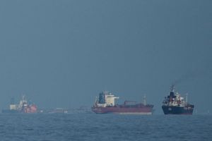 Έκρηξη σε πετρελαιοφόρο στα Στενά του Ορμούζ μετά από πρόσκρουση σε ναυτική νάρκη
