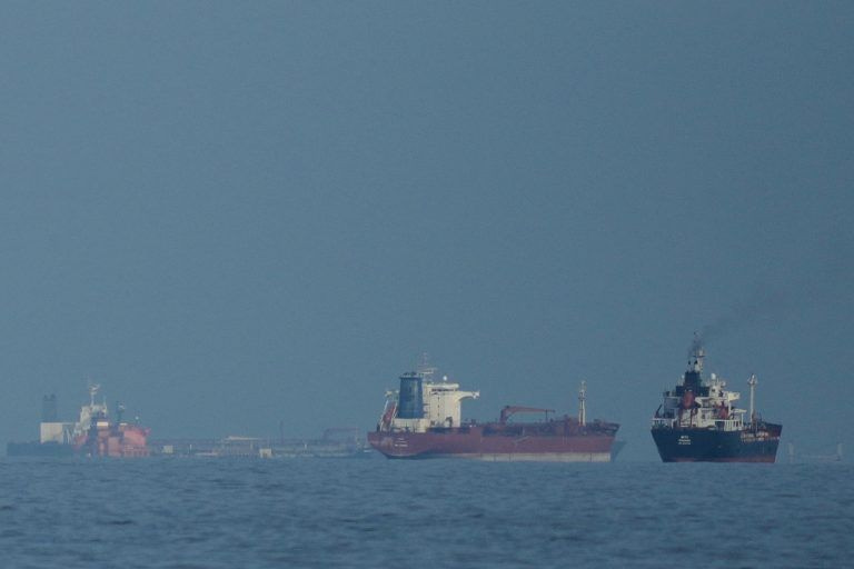 Έκρηξη σε πετρελαιοφόρο στα Στενά του Ορμούζ μετά από πρόσκρουση σε ναυτική νάρκη