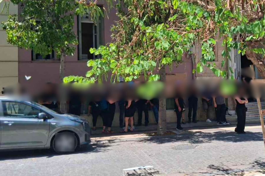 Απεσωκάρι: Τεταμένο το κλίμα μετά τη σύλληψη άνδρα που έκοψε φράχτη των προφυλακισμένων – Δεν είχε κάνει γνωστές τις προθέσεις του στη συνέλευση της Κυριακής