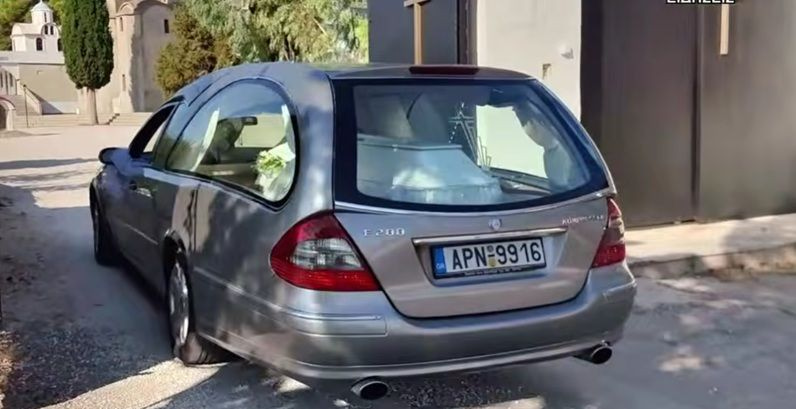 Η στιγμή που έφτασε γαμπρός στην εκκλησία ο 20χρονος Θοδωρής στο Άργος