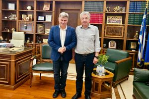 Με τον Ευρωβουλευτή Νικόλα Φαραντούρη συναντήθηκε ο Περιφερειάρχης Κρήτης – Τι συζήτησαν