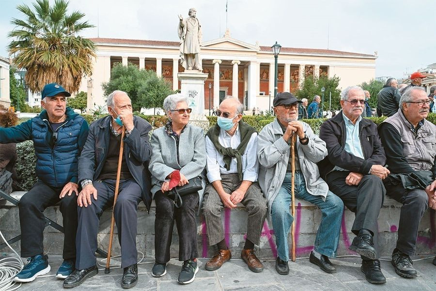 Συντάξεις: Τα σενάρια για ενίσχυση εισοδήματος, επίδομα 400 ευρώ και ελαφρύνσεις στις κρατήσεις