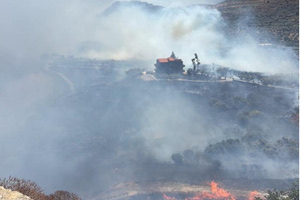 Φωτιά στον Ασώματο: Ήχησε 112, ισχυρές δυνάμεις στην άλλη πλευρά του Αγίου Βασιλείου – Απομάκρυνση από λίμνη Πρέβελης και Μοναστήρι (vid)