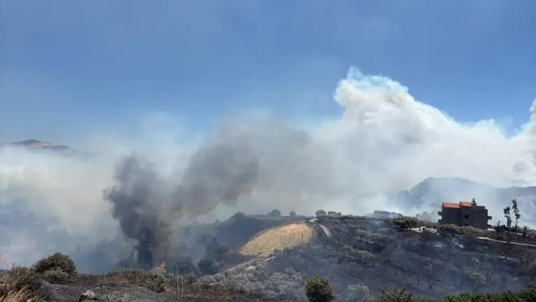 Μάχη με τις φλόγες σε Ρέθυμνο – Απεγκλωβισμοί από θαλάσσης στην Πρέβελη – Σε κατάσταση έκτακτης ανάγκης ο δήμος Αγίου Βασιλείου (vid) –