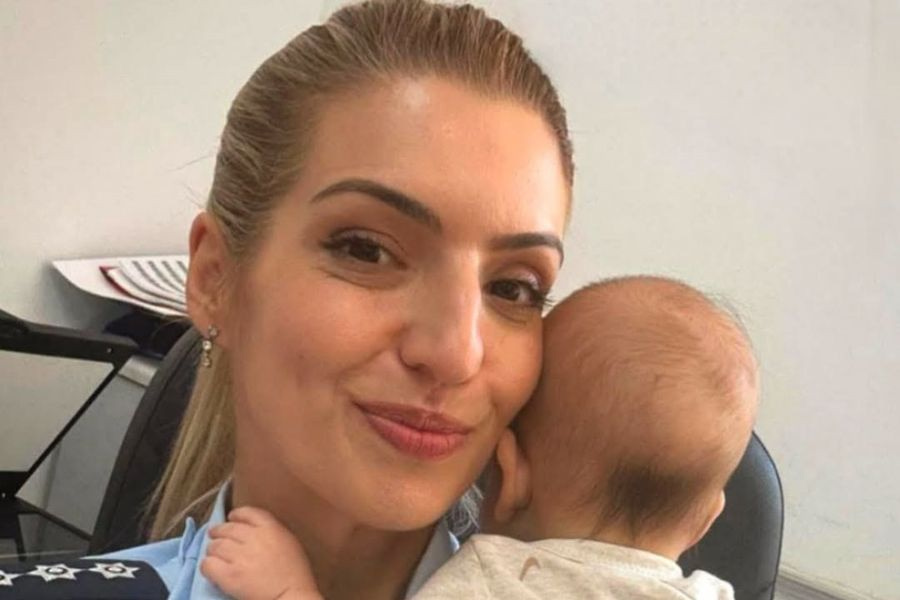 Αστυνομικός σε χρέη… babysitter – Κράτησε το μωρό μέχρι να βγάλει η μητέρα του διαβατήριο