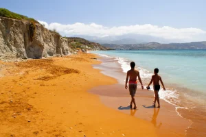 Οι πιο εντυπωσιακές χρωματιστές παραλίες της χώρας – Στη λίστα και μία από την Κρήτη