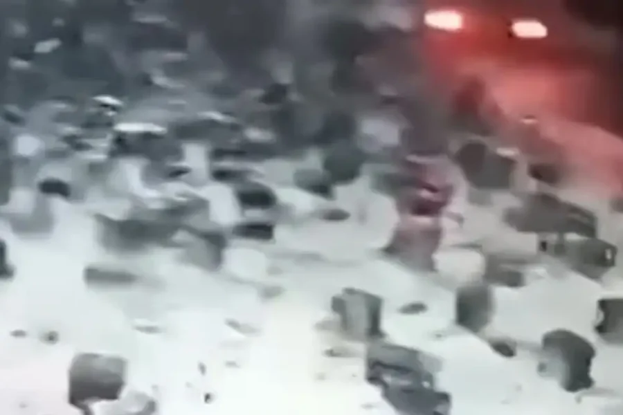 «Ποτάμι» από μπύρες σε αυτοκινητόδρομο – Έπεσαν 2.000 κιβώτια από φορτηγό