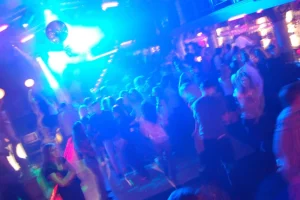 Ελεύθεροι με περιοριστικούς όρους οι τρεις άνδρες για τον ξυλοδαρμό του 18χρονου Γερμανού στα Μάλια