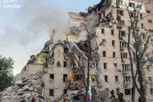 Κίεβο: Τουλάχιστον 17 νεκροί και δεκάδες τραυματίες από μαζική ρωσική επίθεση, κατέρρευσε πολυκατοικία