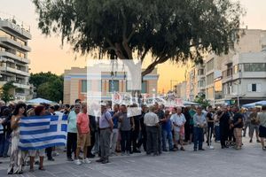 Ηράκλειο: “Όχι στη δομή” βροντοφώναξαν οι κάτοικοι των Αθανάτων στην πλ. Ελευθερίας (φωτογραφίες + βίντεο)