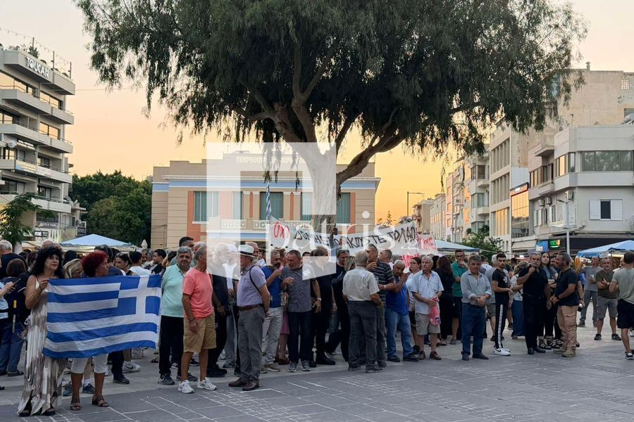 Ηράκλειο: “Όχι στη δομή” βροντοφώναξαν οι κάτοικοι των Αθανάτων στην πλ. Ελευθερίας (φωτογραφίες + βίντεο)