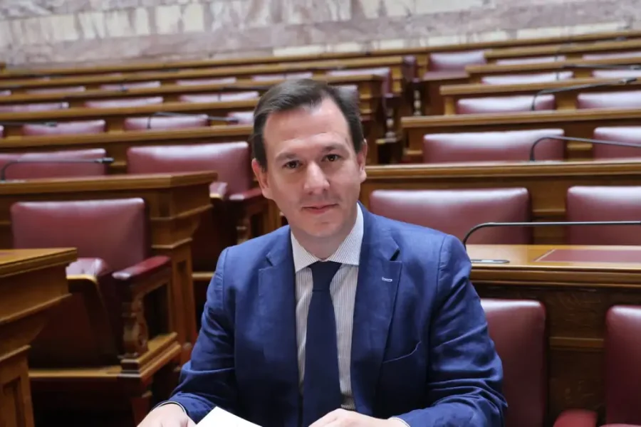 Βουλευτής του ΠΑΣΟΚ τραγούδησε σε ταβέρνα την «Παράξενη κοπέλα»