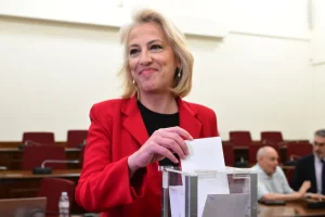 Πρόεδρος του ΣΥΡΙΖΑ η Δούρου με 7 από τις 8 ψήφους