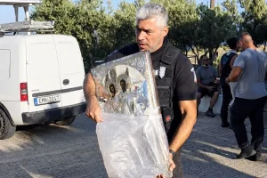 Πάρος: Απομάκρυναν καλόγριες και ιερές εικόνες από τη Μονή Αγίων Θεοδώρων ενώ μαίνεται η φωτιά