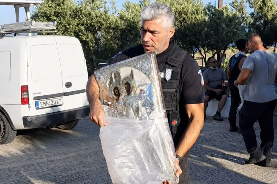 Πάρος: Απομάκρυναν καλόγριες και ιερές εικόνες από τη Μονή Αγίων Θεοδώρων ενώ μαίνεται η φωτιά