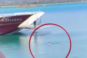 Ελαφόνησος: Πλοίο άνοιξε εν πλω τον καταπέλτη για να επιβιβαστεί άνδρας που κολυμπούσε στο λιμάνι