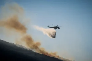 Φωτιά στη Λέσβο: Σηκώθηκαν 3 εναέρια μέσα