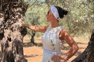 Η πάμπλουτη influencer Emily Abraham αποθέωνει την Κρήτη: Άφησε τις τσάντες Hermès και έπιασε τα λιόφυτα – Οι χλιδάτες διακοπές της “Birkin Queen” στον Άγιο Νικόλαο (pics, vid)
