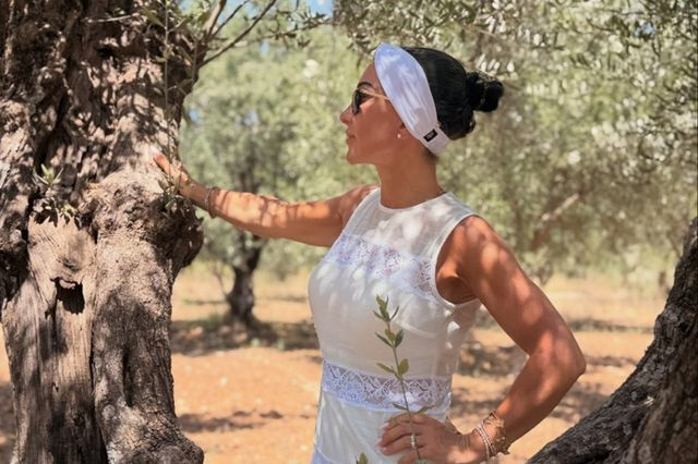 Η πάμπλουτη influencer Emily Abraham αποθέωνει την Κρήτη: Άφησε τις τσάντες Hermès και έπιασε τα λιόφυτα – Οι χλιδάτες διακοπές της “Birkin Queen” στον Άγιο Νικόλαο (pics, vid)