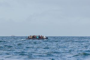 Πάνω από 150 μετανάστες διέπλευσαν τη Μάγχη με φουσκωτό με προορισμό τη Βρετανία ενώ εντοπίστηκε πτώμα σε παραλία στο Μπερκ