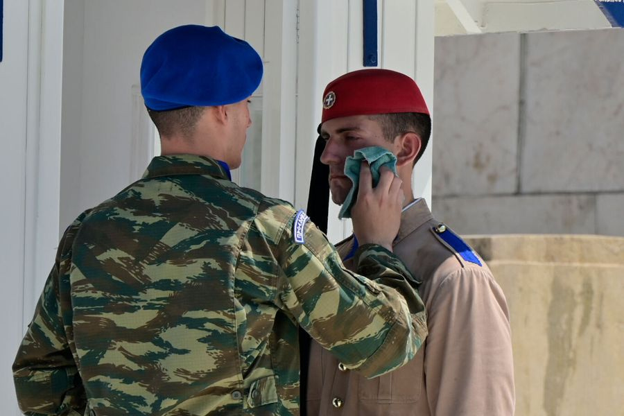 Πιστοί στο καθήκον τους οι Εύζωνες ακόμη και με τον καύσωνα – Συγκλονιστικές εικόνες