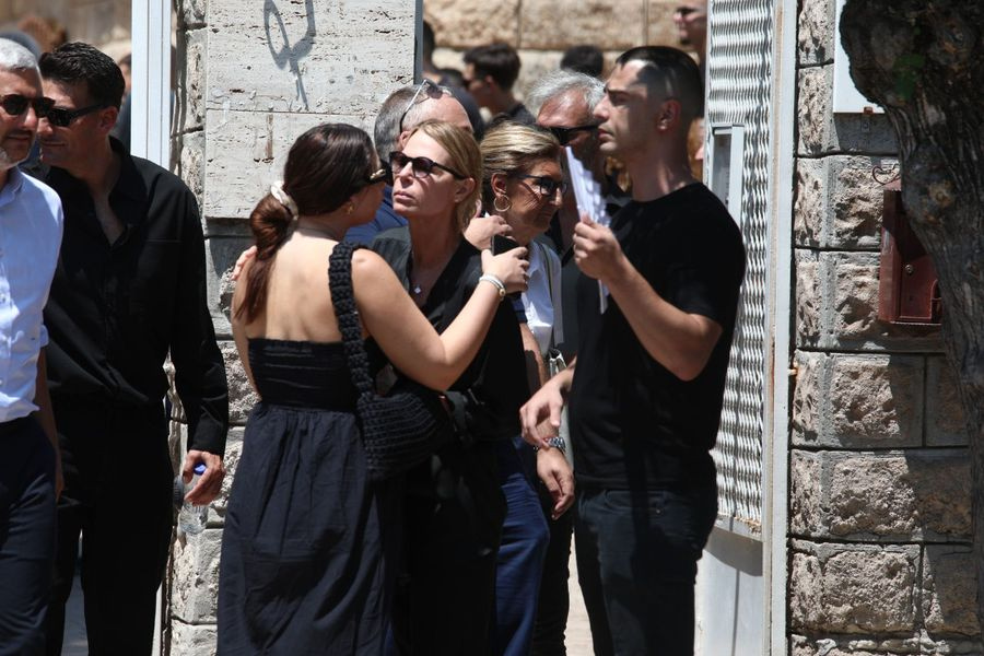 Συγκλονιστικός επικήδειος του γιου του Λορέντζο Καριέρε : «Είχες υποσχεθεί ότι θα κακομάθεις τα εγγόνια σου»