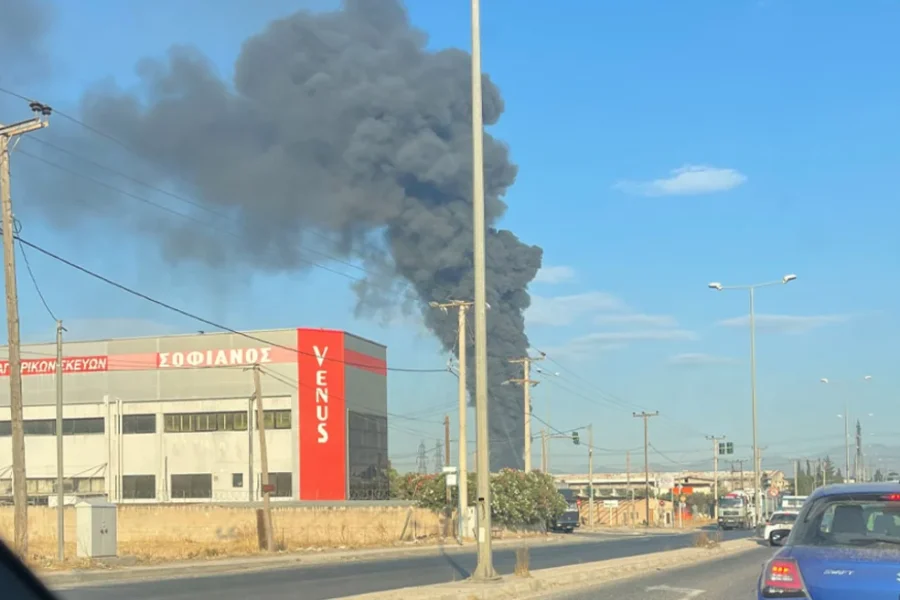 Φωτιά στον Ασπρόπυργο: Έξι τραυματίες, οι τρεις διασωληνωμένοι – Eργοστάσιο κάηκε ολοσχερώς