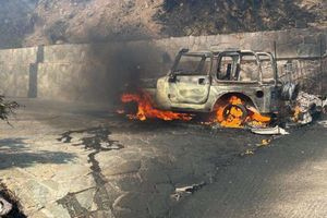 Συνεχίζεται η μάχη με τις αναζωπυρώσεις στην Αγία Παρασκευή – Δεν επιχειρούν εναέρια μέσα λόγω των θυελλωδών ανέμων