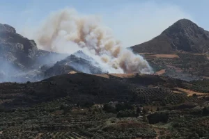 Φωτιά στην Πάρο: Χωρίς ρεύμα Φολέγανδρος και Σίκινος για την ασφαλή διεξαγωγή εναέριων ρίψεων νερού