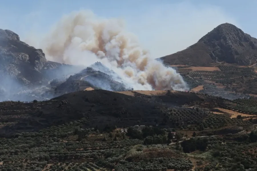 Φωτιά στην Πάρο: Χωρίς ρεύμα Φολέγανδρος και Σίκινος για την ασφαλή διεξαγωγή εναέριων ρίψεων νερού