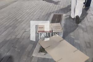 Τριτοκοσμικές εικόνες στο Ηράκλειο: Σκεπάζουν με χαρτόκουτες και πέτρες τα φρεάτια για τη δυσοσμία, τις κατσαρίδες και τα τρωκτικά