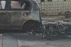 Κυψέλη: Αυτοκίνητο κάηκε ολοσχερώς από φωτιά που ξέσπασε σε ηλεκτρικό σκούτερ