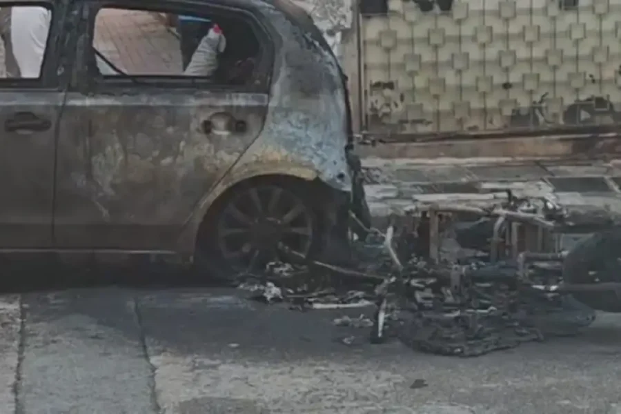 Κυψέλη: Αυτοκίνητο κάηκε ολοσχερώς από φωτιά που ξέσπασε σε ηλεκτρικό σκούτερ
