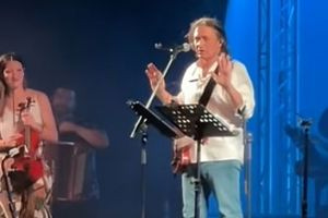 «Χάλια, χάλια παιδιά»: Ο Γιάννης Κότσιρας διέκοψε συναυλία του για να… διορθώσει το κοινό που έλεγε λάθος το ρεφρέν