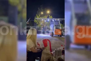 Έριξαν λουλούδια στη Γωγώ Τσαμπά με φορτωτή σε πανηγύρι στα Φάρσαλα – Δείτε το βίντεο