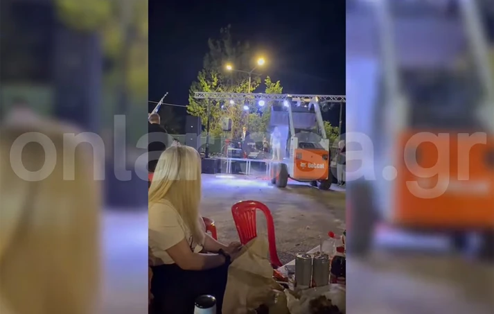 Έριξαν λουλούδια στη Γωγώ Τσαμπά με φορτωτή σε πανηγύρι στα Φάρσαλα – Δείτε το βίντεο