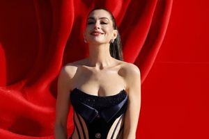 Η λαμπερή εμφάνιση της Αν Χάθαγουεϊ στην παρουσίαση της «Οδύσσειας» στη Νέα Υόρκη