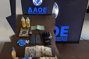 Χειροπέδες σε 24χρονο οπαδό που είχε «οπλοστάσιο» και έκαιγε σπίτια αντιπάλων