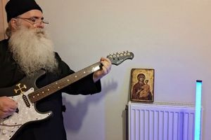 Viral ο ιερέας από το Ναύπλιο που κατέκτησε τη διεθνή μουσική σκηνή με… βυζαντινό metal