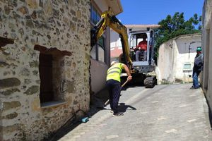 Αλαλούμ: “Φυτεύουν” στύλους στα χωριά αντί για υπόγεια δίκτυα ίντερνετ! (pics)