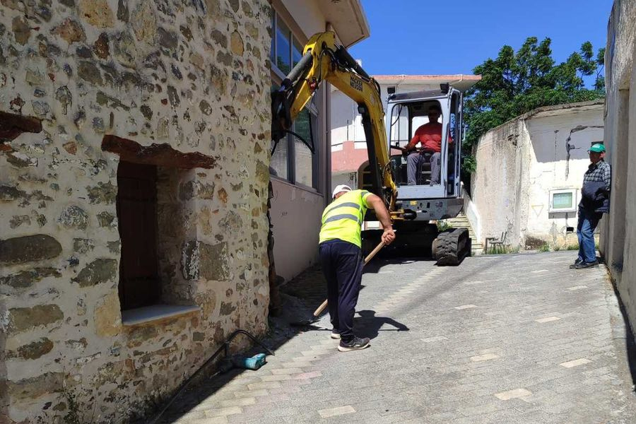 Αλαλούμ: “Φυτεύουν” στύλους στα χωριά αντί για υπόγεια δίκτυα ίντερνετ! (pics)