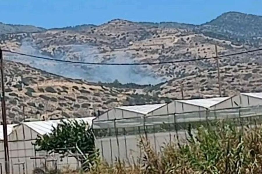 Φωτιά στην Ιεράπετρα: Ήχησε το 112 για απομάκρυνση από την περιοχή Μπραμιανά, ενισχύθηκαν οι δυνάμεις