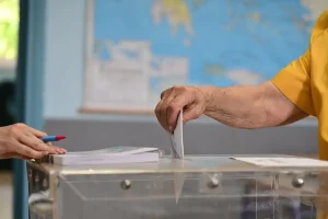 Στο δρόμο για τις κάλπες, άλλοι ντύνονται…φθινοπωρινά και άλλοι… ανοιξιάτικα! Οι εκτιμήσεις από τη δεξιά και την αριστερή πολυκατοικία, για το χρόνο των εκλογών… -Το 80% του Ταμείου Ανάπτυξης το έφαγαν οι…καρχαρίες!