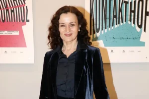 Καρυοφυλλιά Καραμπέτη: «Όταν διαβάζω τρισάθλιες ειρωνείες εις βάρος των γυναικών, προσβάλλομαι προσωπικά»